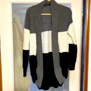 Zesica lightweight open front cacoon cardigan. Gray / white / black